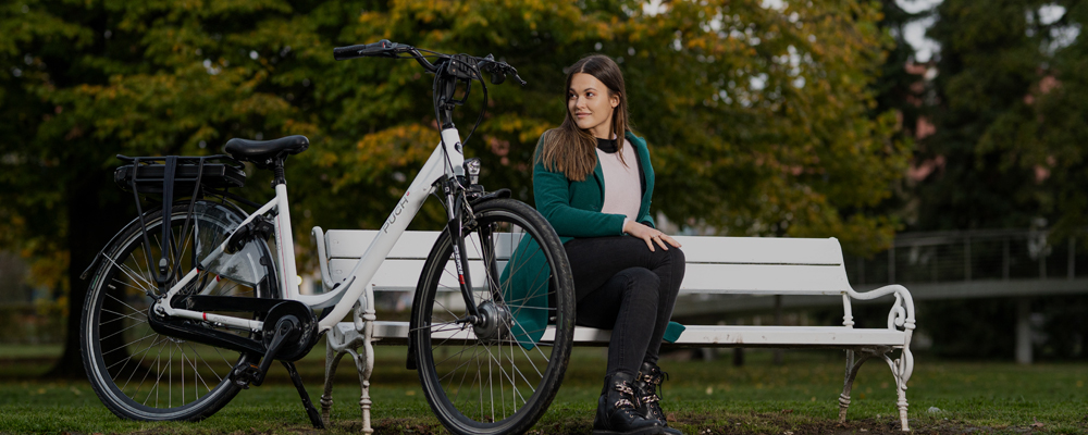 Puch Mädchen auf Bank